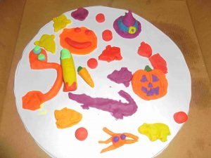 halloween playdough pizza 04